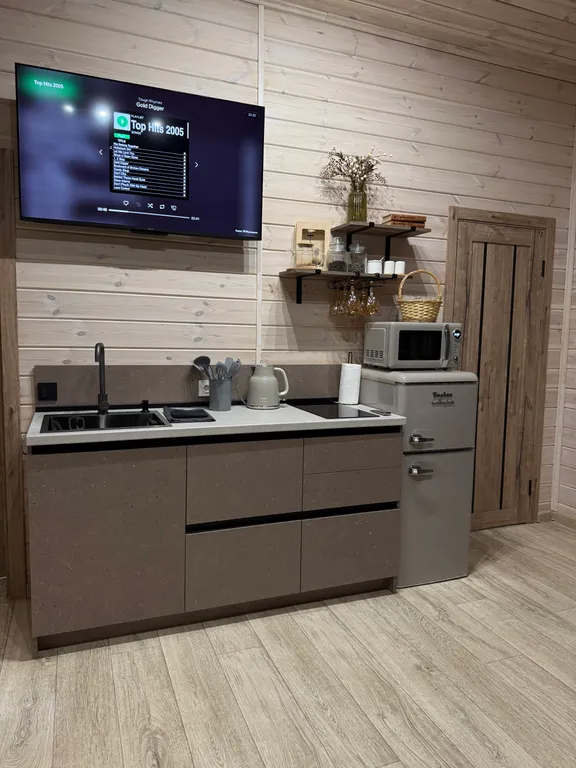 Уютный дом с чаном на опушке леса