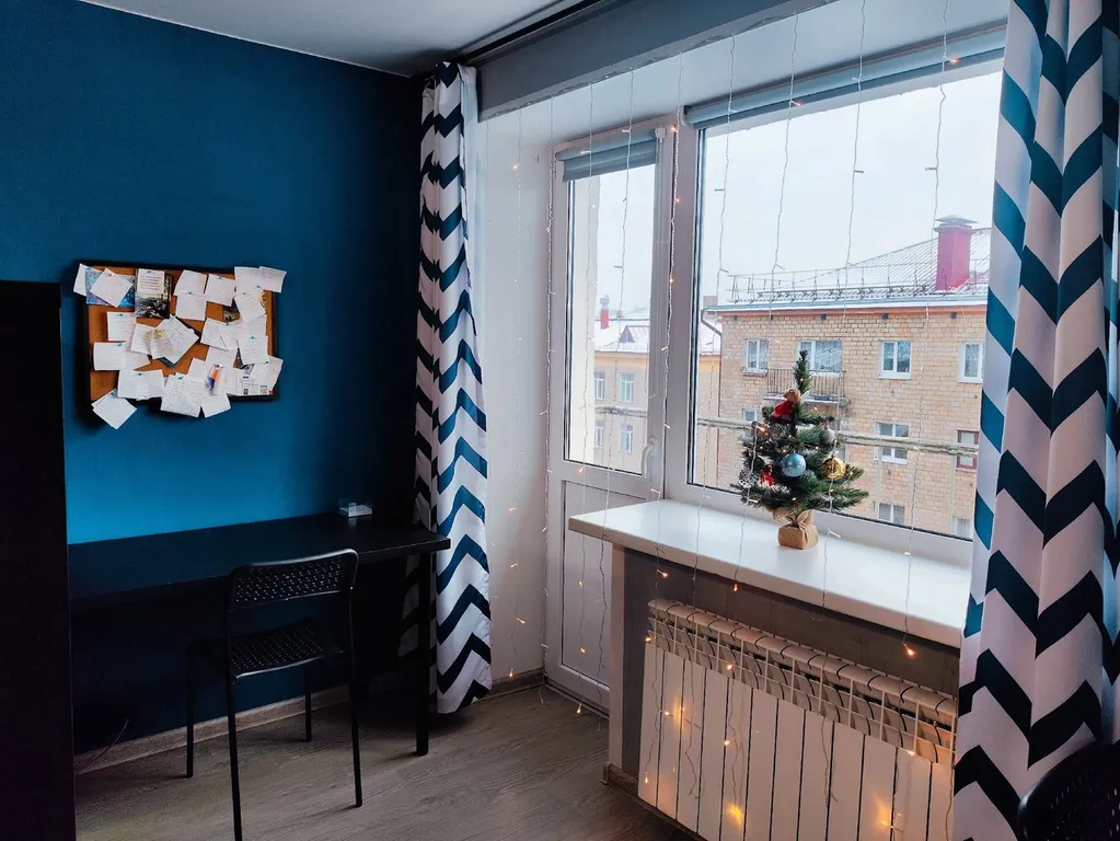 Стильная студия с балконом в самом центре