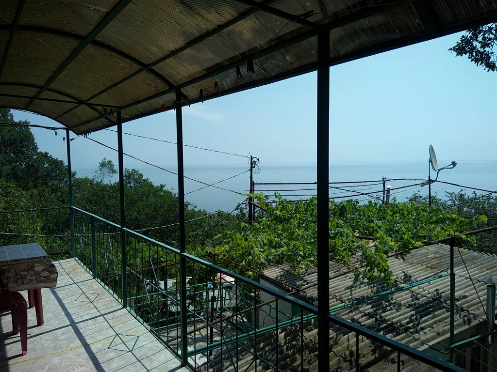 Коттедж с видом на море под большим дубом