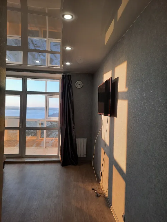 Студия у реки с панорамным видом на город с высоты птичьего полета