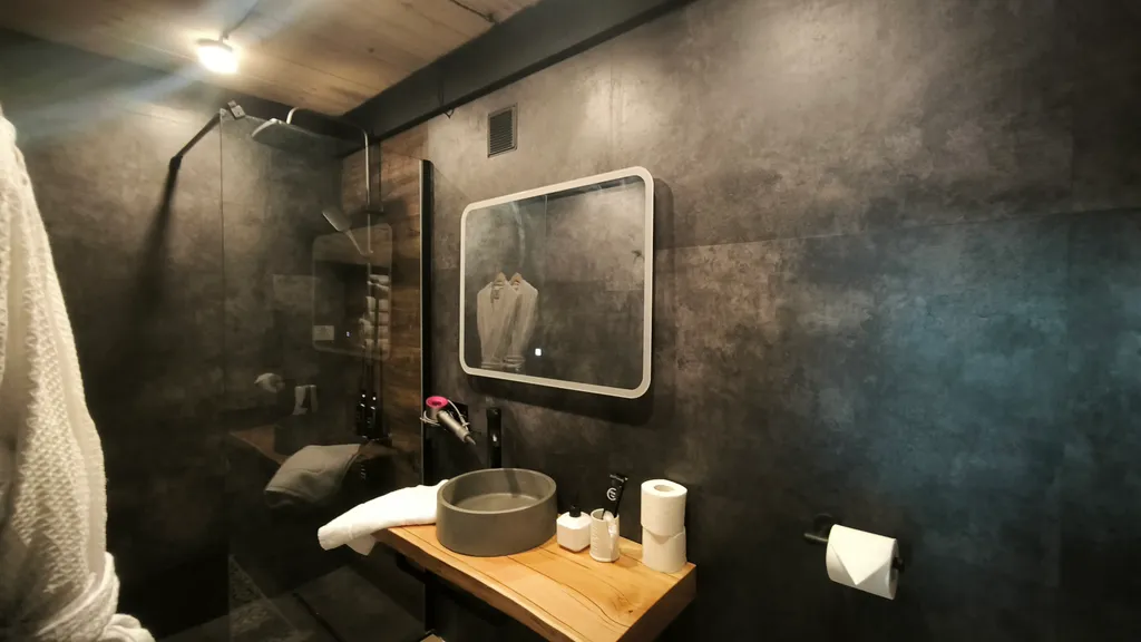 Двухэтажный а-фрейм с панорамным остеклением и террасой