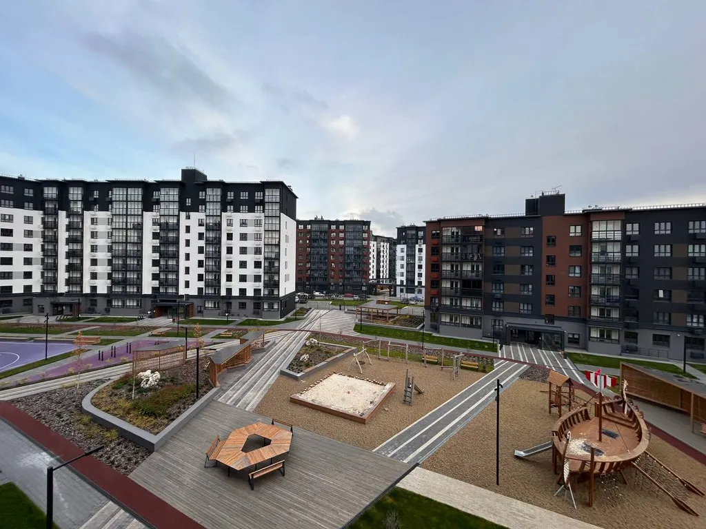 Современная евродушка у военной части