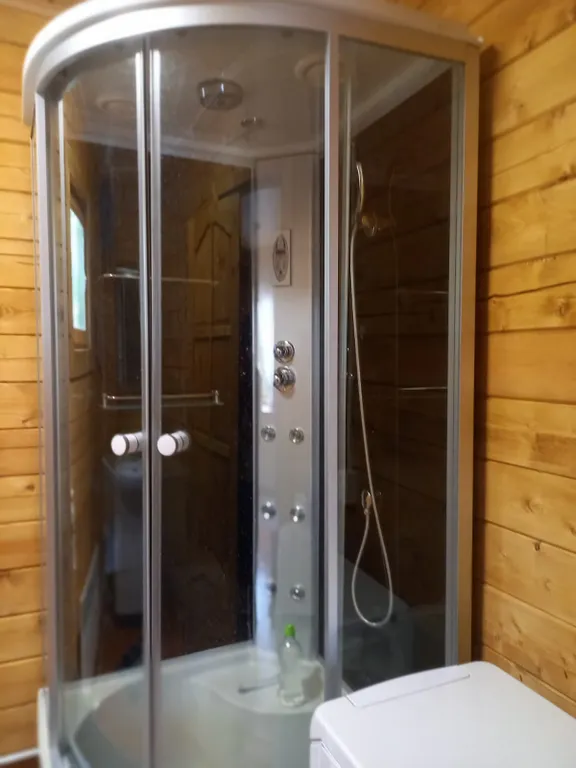 Уютный домик на берегу живописного озера