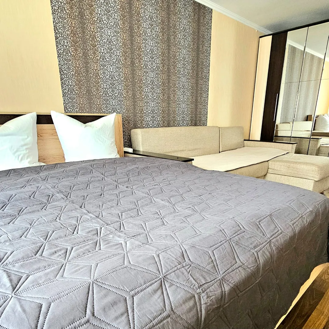 два спальных места  диван-кровать и кровать. размеры 160*200. размещение 2+2