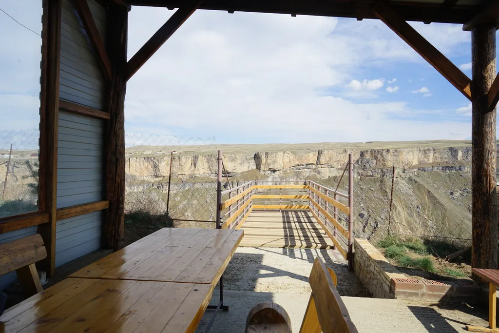 Домик на краю обрыва