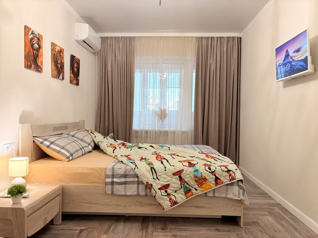 Стильная двухкомнатная квартира на проспекте Кирова со своей парковкой