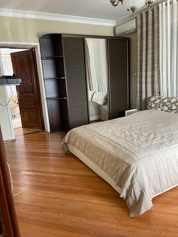 Часть дома с отдельным входом в 3 минутах от моря для большой компании