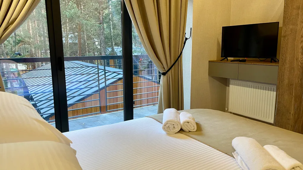 Комфортные номера с витражными окнами и балконом