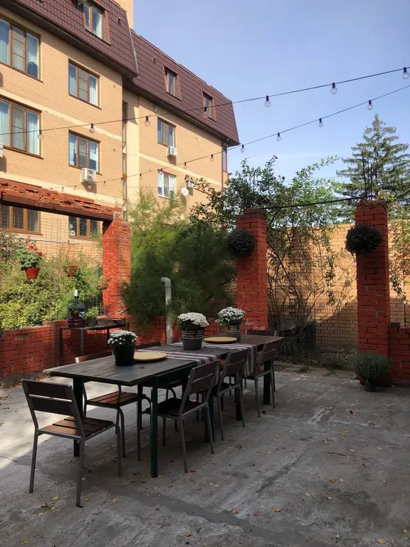 Дом с садом в центре рядом с набережной