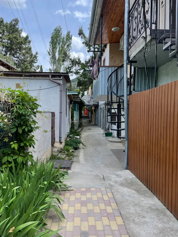 Однокомнатный коттедж со своей беседкой-кухней