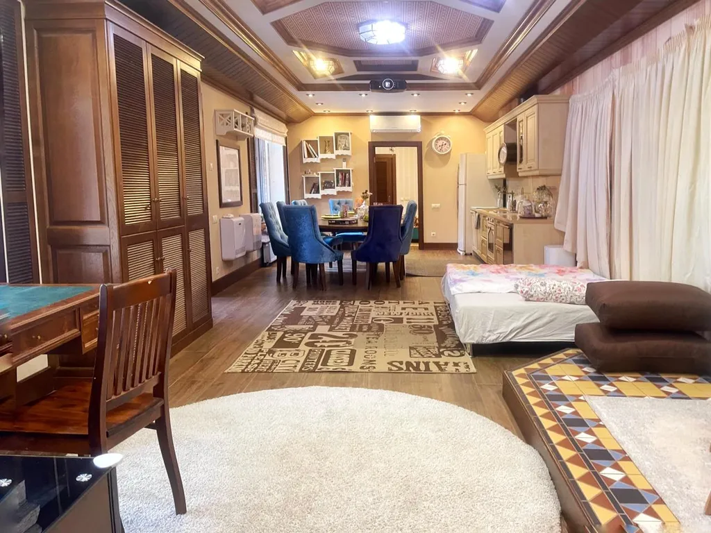 Уютный коттедж в городе со своим озером на территории