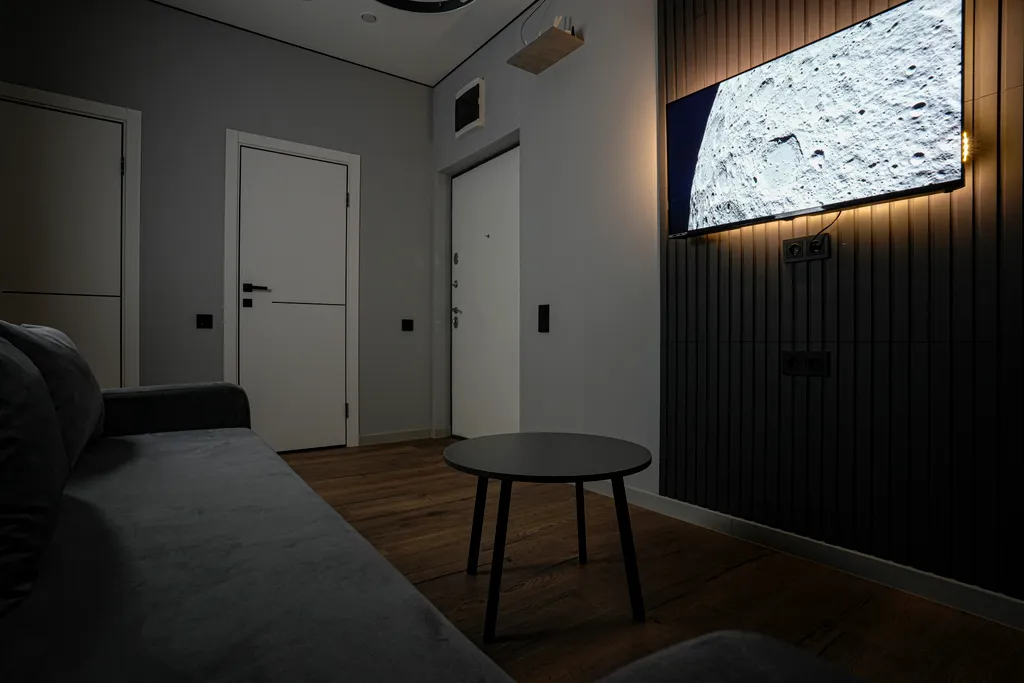 Luna Moscow — дизайнерская квартира с зеркальной мозаикой возле кровати