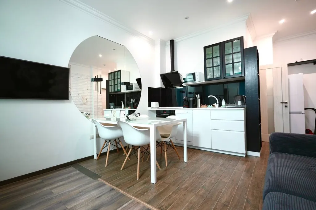 Просторная студия с выделенной спальней в центре