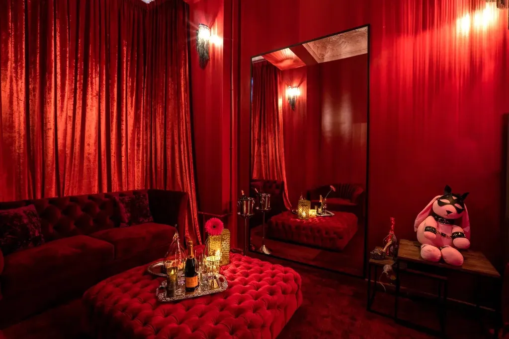 Квартира Red mirror room красная комната для взрослых с зеркалами на потолке — Санкт-Петербург
