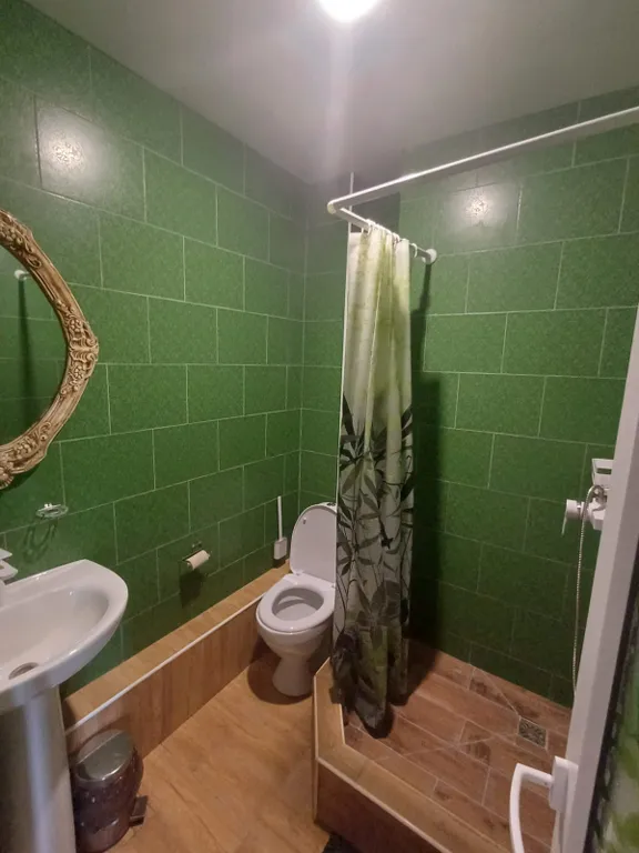 Трехместная комната с балконом и  видом на вулкан в центре Коктебеля