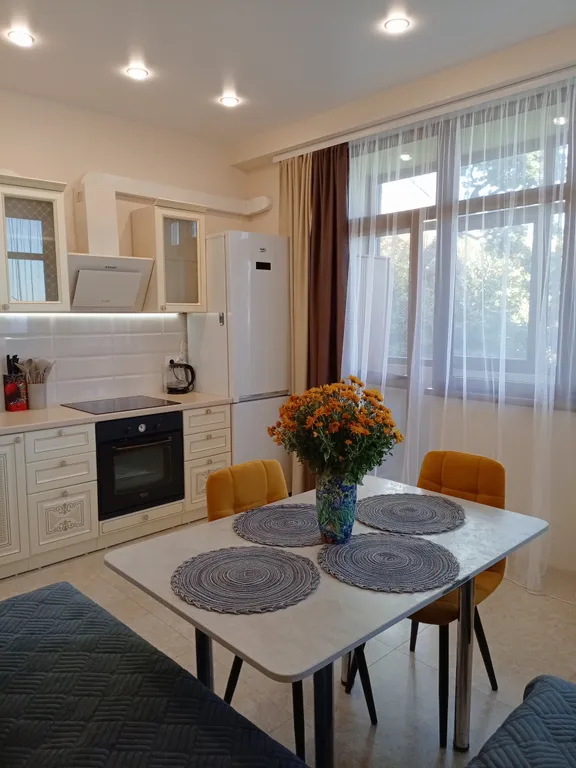 Уютная видовая 2-комнатная квартира у парка и моря