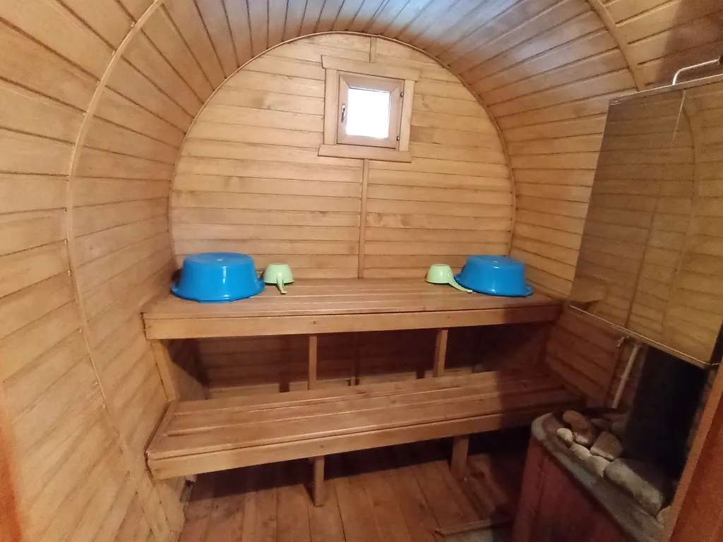 Домик с баней и купелью на дровах на участке 20 соток