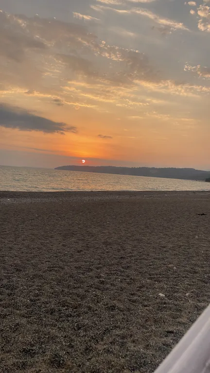 Атмосферные дома a-frame на берегу моря