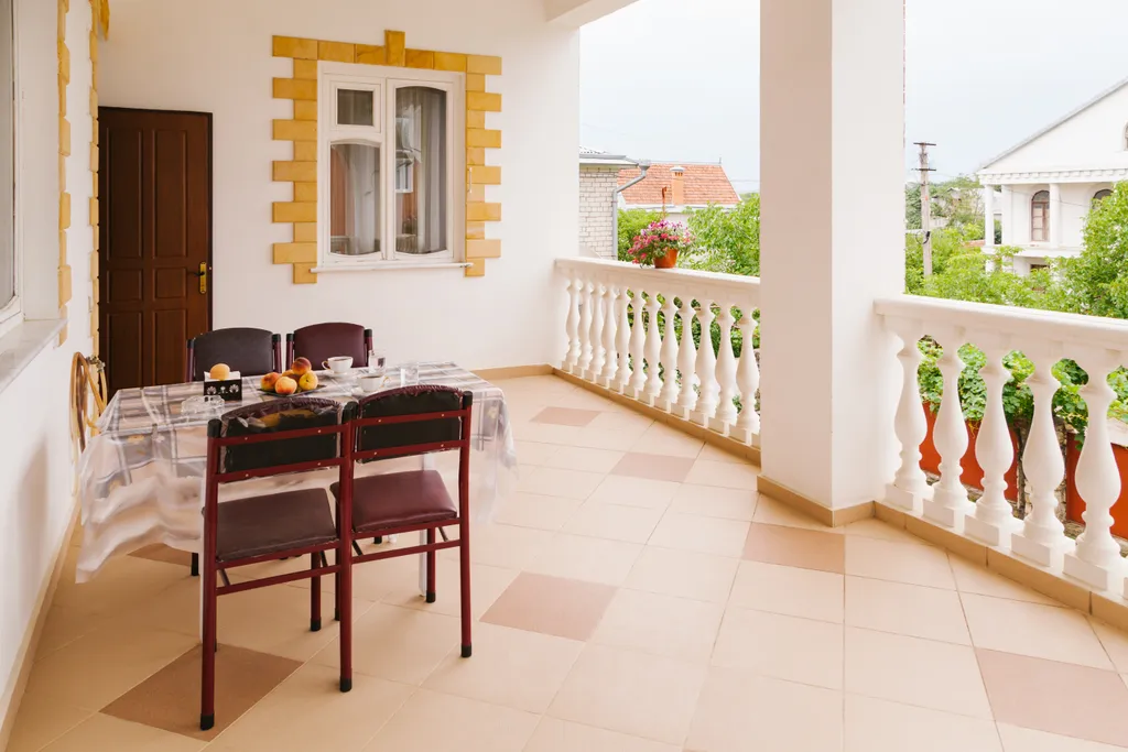 Уютный дом с камином и большим балконом