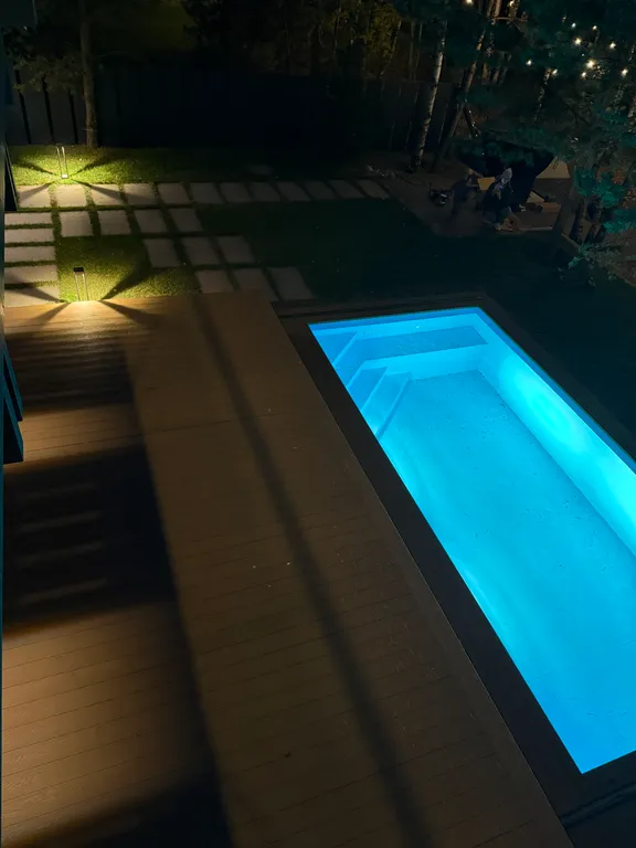 Премиальный загородный дом с теплым бассейном, на берегу