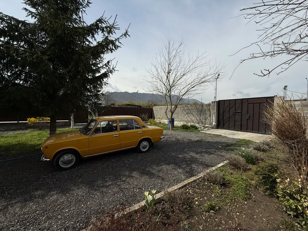 Новый дом в тихом месте недалеко от центра города