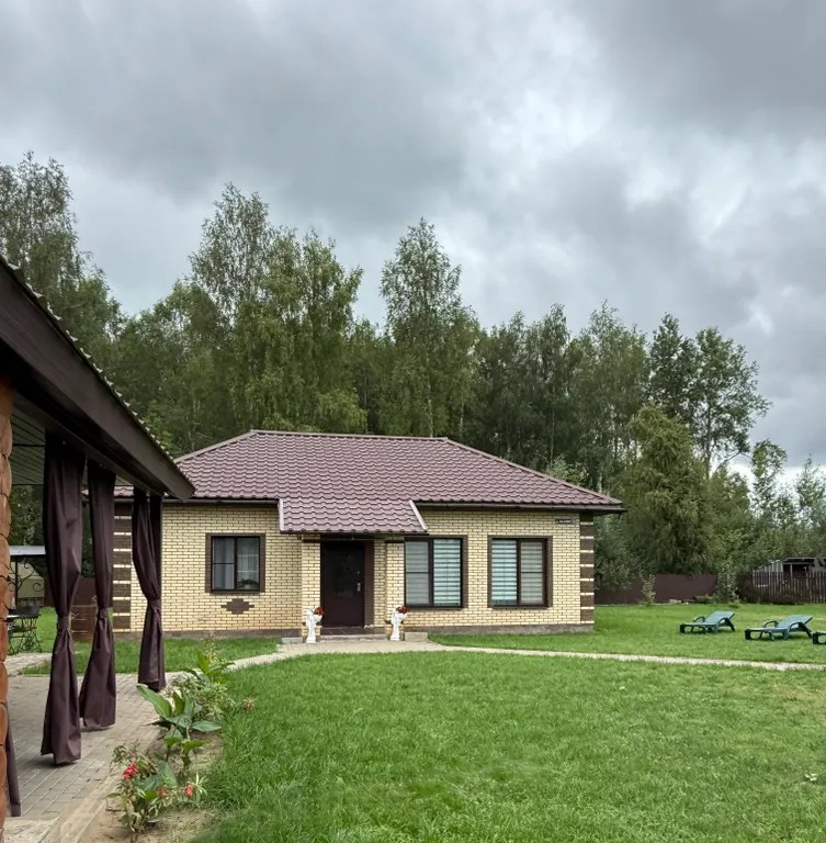 Дом на берегу реки с баней