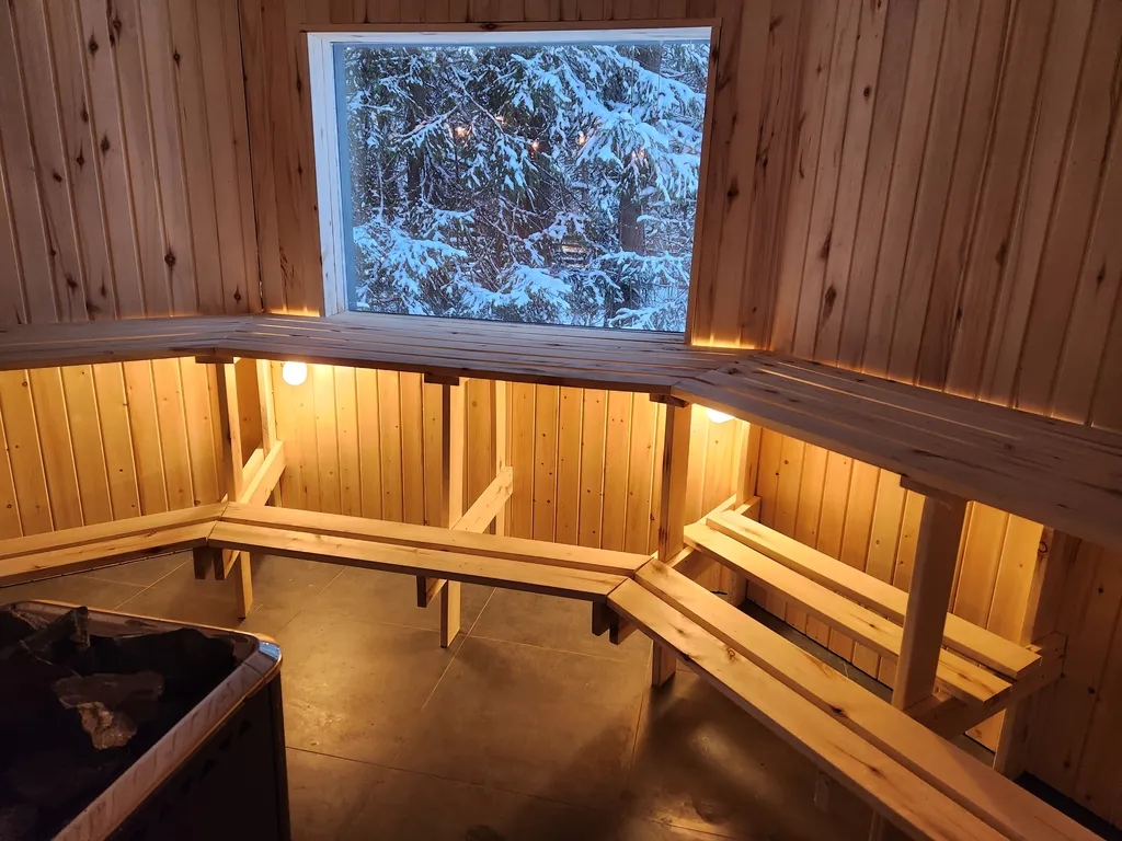 Дом в лесу с панорамным видом