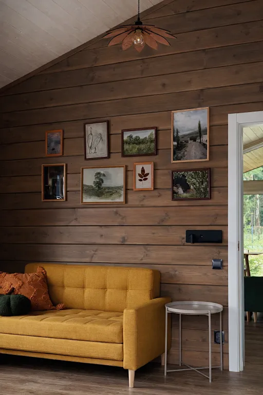 Дом около леса с чаном