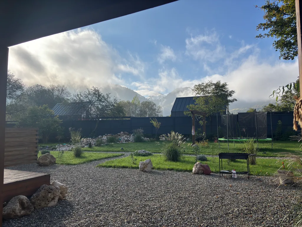 Дом А-фрейм с видом на горы и пруд