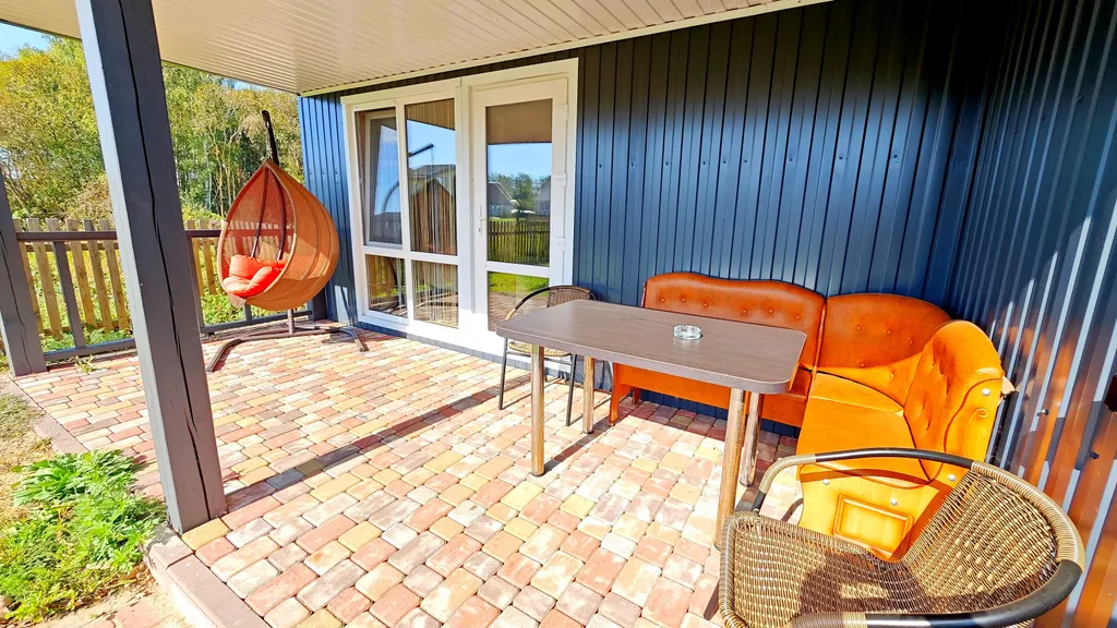 Коричневый домик-студия делюкс с террасой, кондиционером, лужайкой