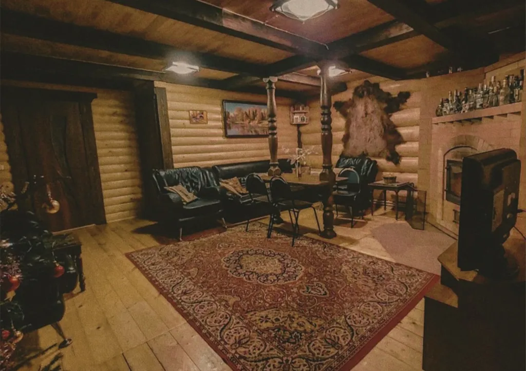 Бревенчатый коттедж на озере Селигер