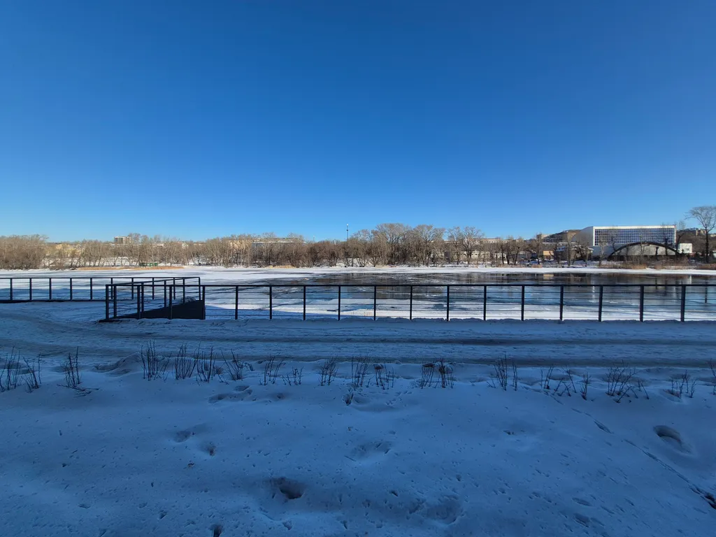 Студия на набережной с видом на реку