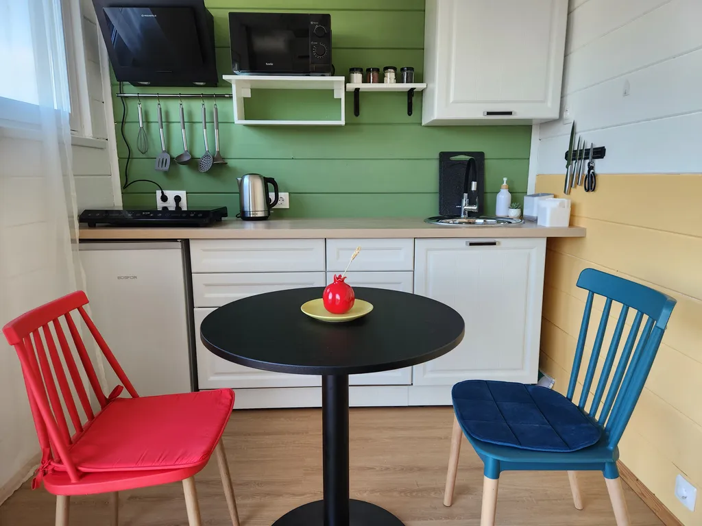 Дом с проектором и диваном