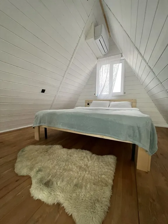 Уютный, современный домик в стиле а-фрейм