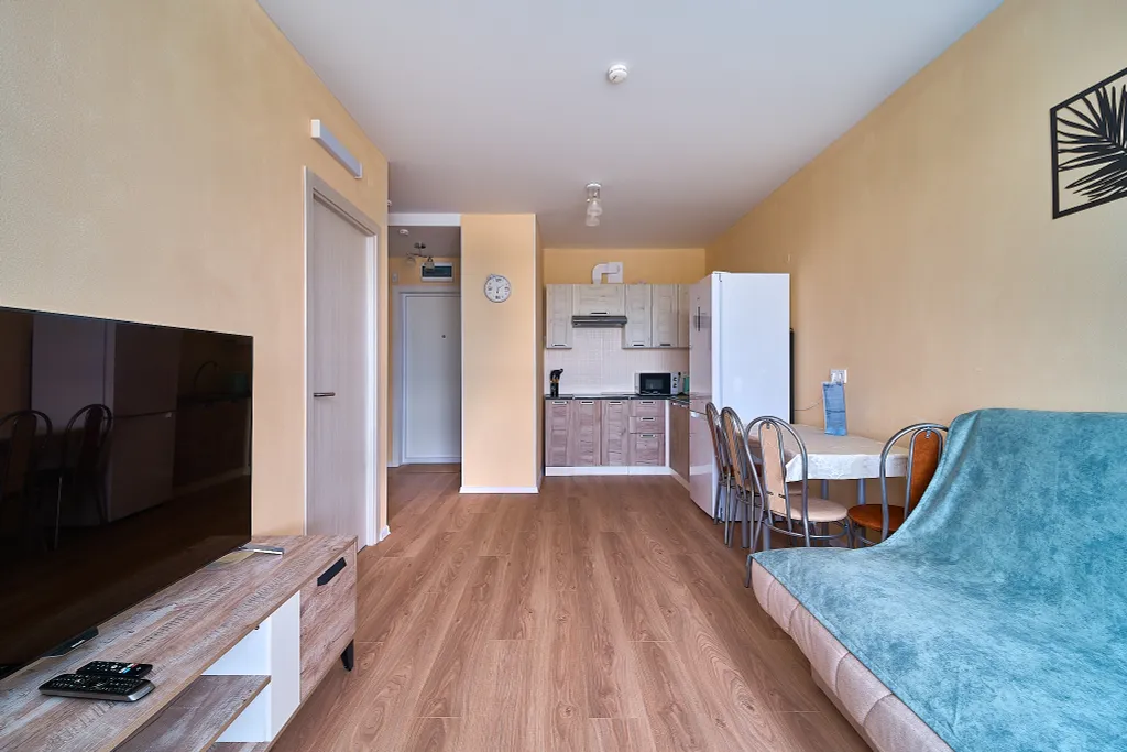 Уютная евродвушка с кроватью и диваном