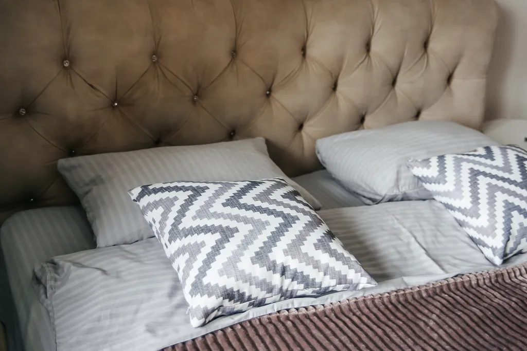 Гармония уюта: светлая студия с кроватью king size