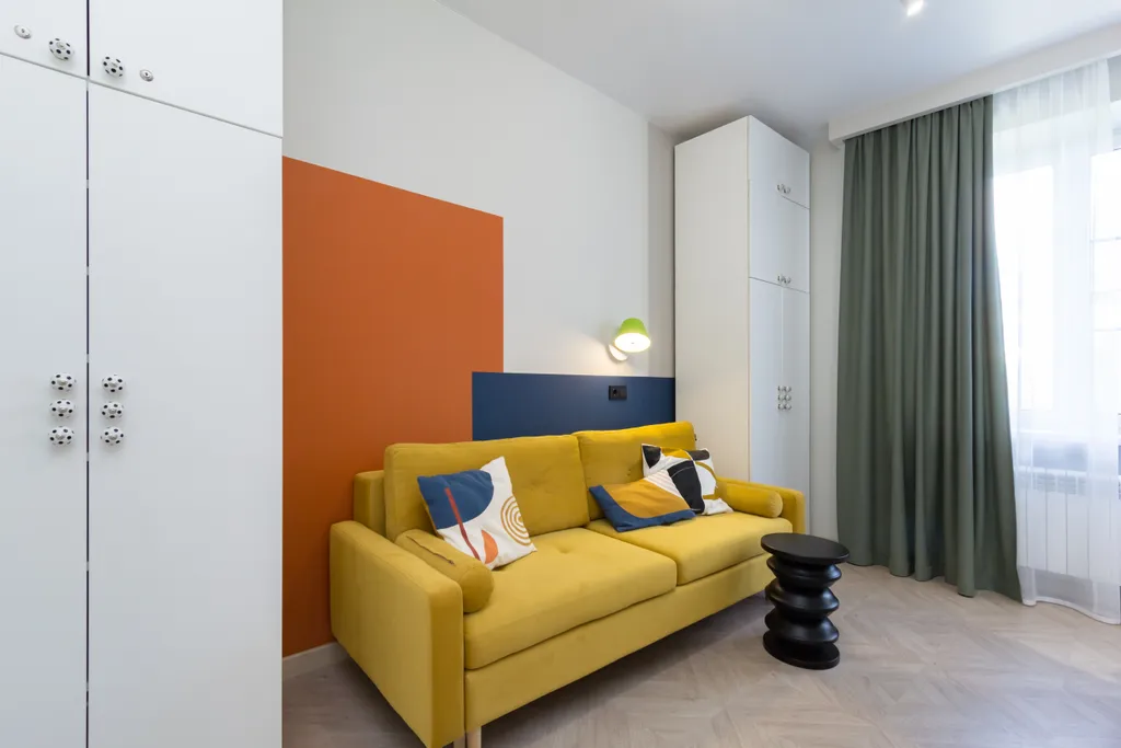 Величественная сталинка на набережной вокруг достопримечательностей