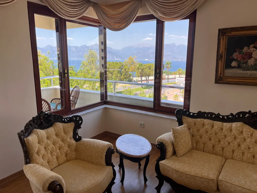 Spacious luxury waterfront flat