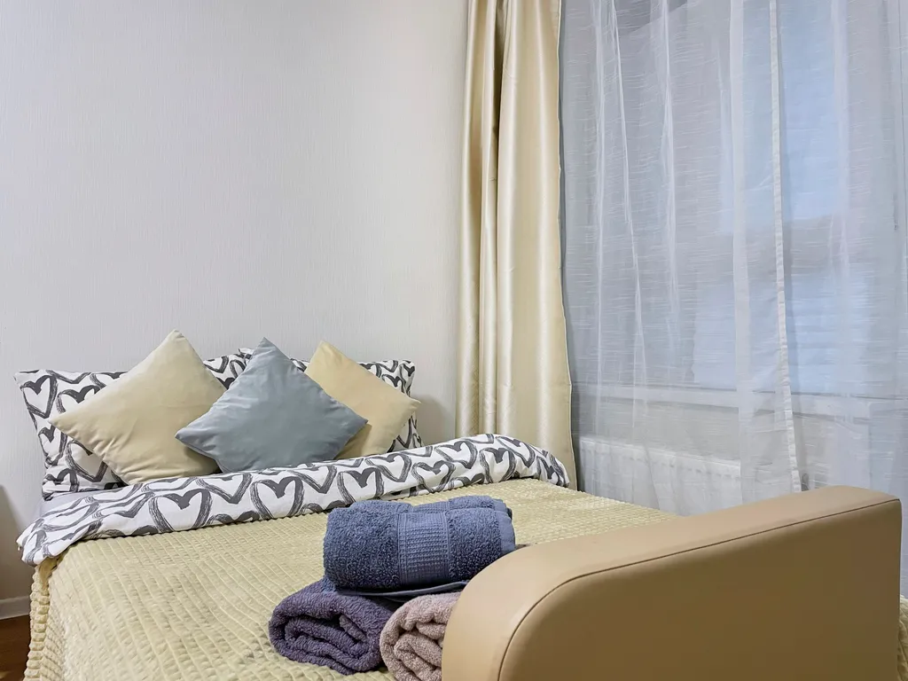 Уютная светлая трешка кухня отдельно, 2 балкона