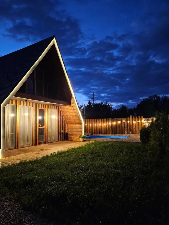 Дом на озере с бассейном