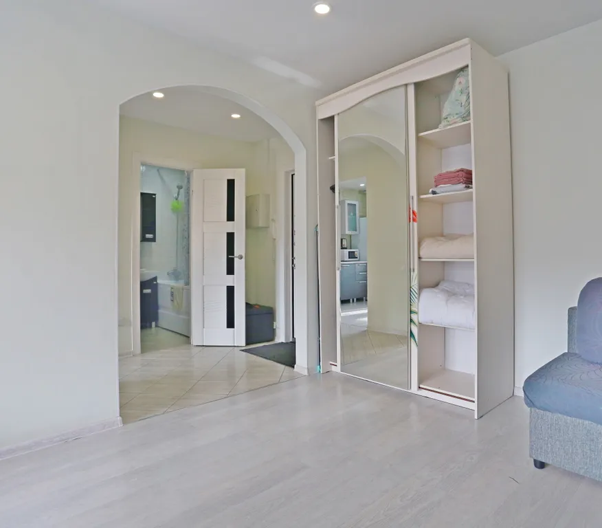 Уютная квартира в стиле лофт с комфортной кроватью и угловым диваном