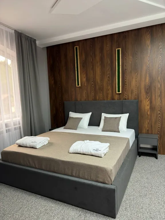 Люкс с балконом и видом на горы и лес