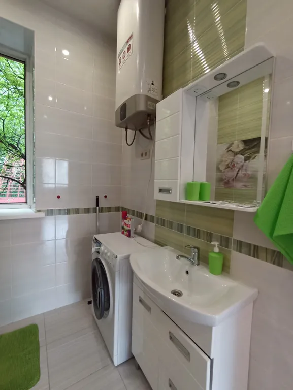 Студия с парковкой под окном