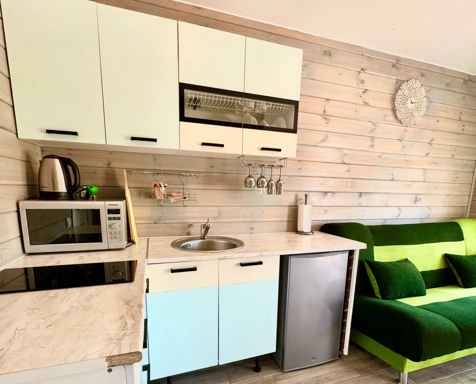 Новый домик на берегу бухты залива