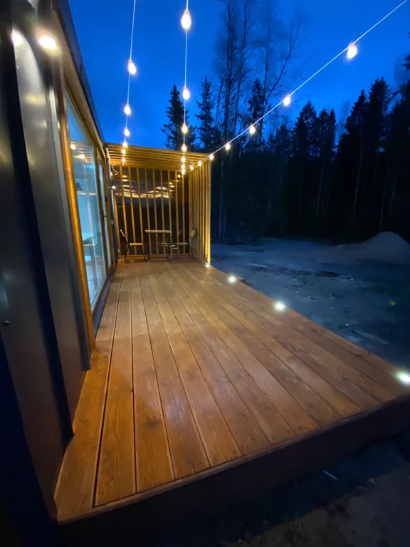 Уютный лесной домик на берегу ручья с выходом в лес