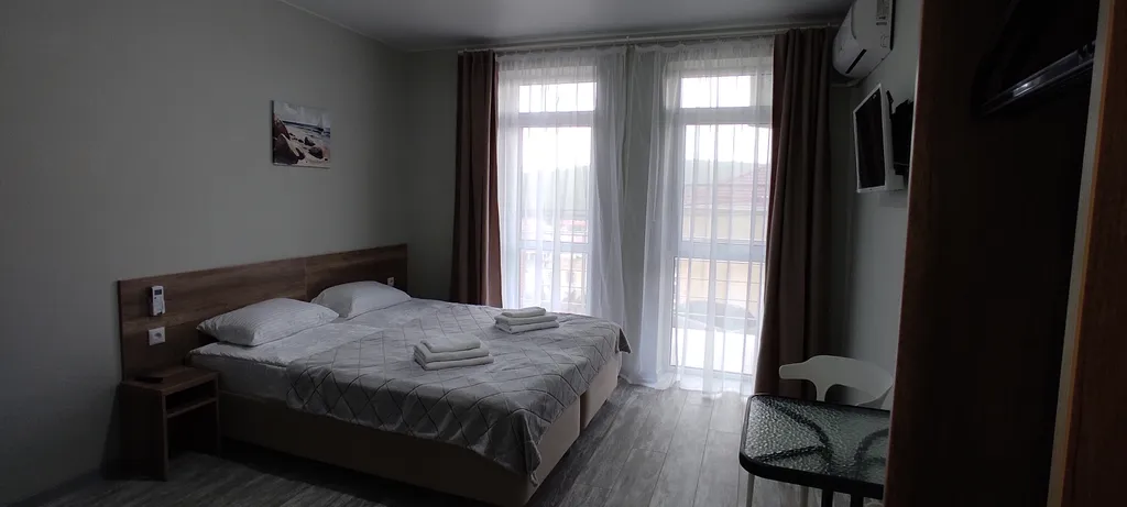 Уютная комната с видом на море