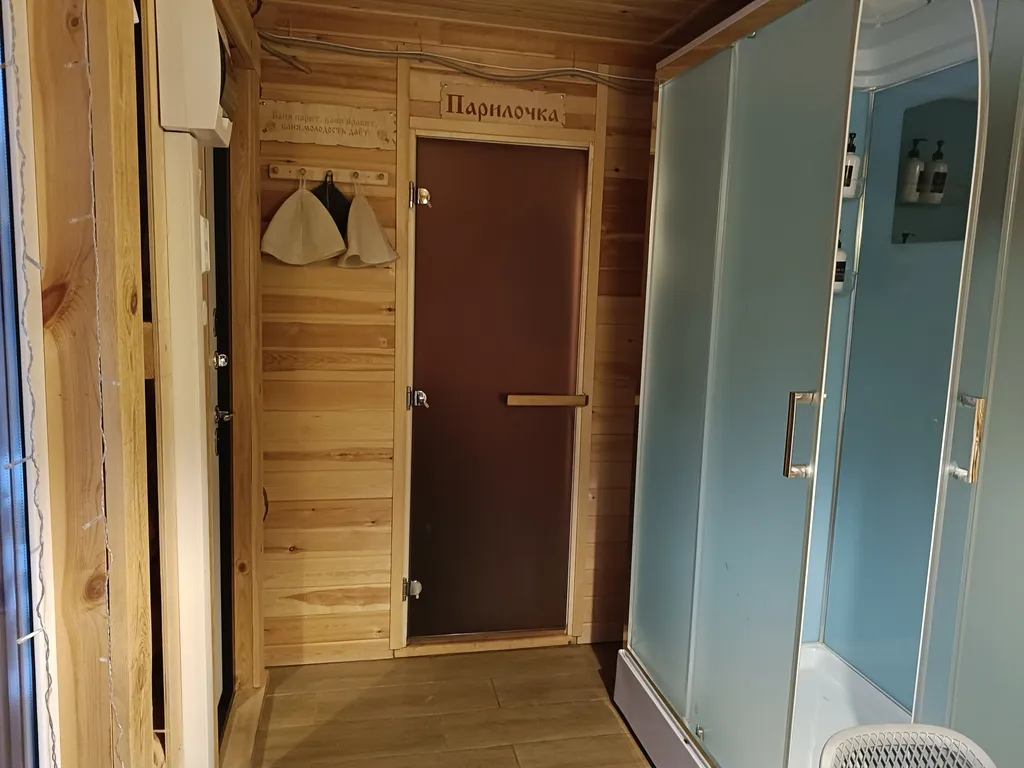 Темный домик на опушке леса