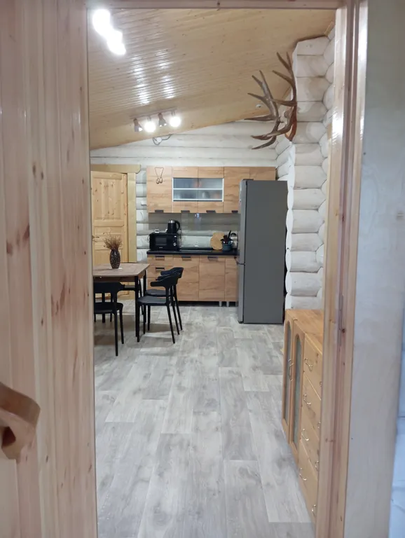 Меличуярви дом из бревна с сауной на берегу озера у самого леса