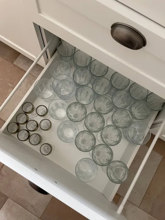 Дом с бассейном у леса