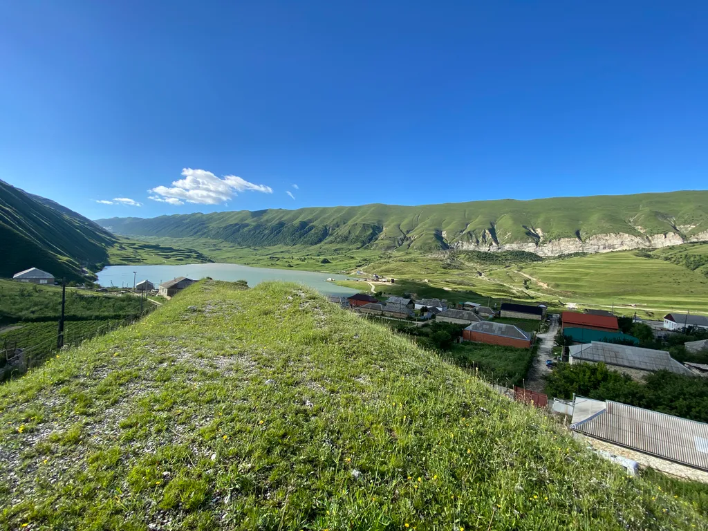 Дом Золотая рыбка с видом на горы и рядом с озером